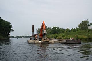 20. 8. 2012. Brandenburg. Sacrow-Paretzer Kanal. Abschnitt Nedlitzer Durchstich bei Potsdam. Schubverband mit Arbeitsschiffen