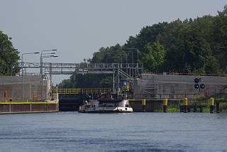 18. 8. 2012. Brandenburg. Havelkanal. Schleuse Sch?lde. Binnenschiff beim Einlaufen in die Schleuse