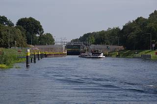 18. 8. 2012. Brandenburg. Havelkanal. Schleuse Sch?lde. Binnenschiff beim Einlaufen in die Schleuse