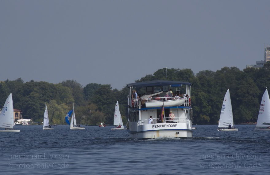Berlin. Tegeler See. Segelregatta. Fahrgastschiff
6. 9. 2014. Berlin. Reinickendorf. Tegeler See. Das Fahrgastschiff Reinickendorf Pferd durch eine Segelregatta. Ausflugsdampfer. Wassersport
Schlüsselwörter: 2014,Ausflugsdampfer,Berlin,Boot,Fahrgastschiff,MS Reinickendorf,Regatta,Reinickendorf,Segelboote,Tegel,Tegeler See,Wassersport