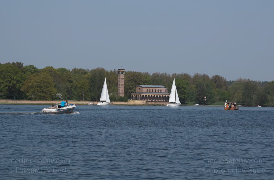 Berlin. Wannsee. Bootsfahrt. Heilandskirche. Sacrow. (Brandenburg)
Schlüsselwörter: 2011,Berlin,Boote,Wannsee,Wassersport,Zehlendorf
