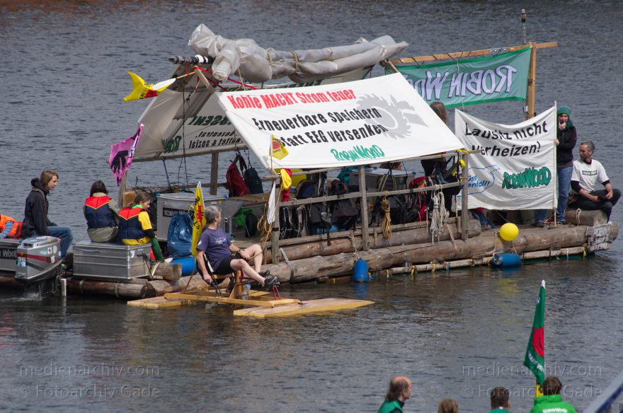 Berlin. Boote auf dem Fluss Spree. Demonstration
10. 5. 2014. Berlin. Mitte. Demonstration 'Energiewende nicht kentern lassen'. Boote auf dem Fluss Spree
Schlüsselwörter: 2014,Berlin,Boote,Demonstration,Flo,Fluss,Mitte,Robin Wood,Spree