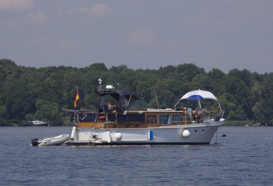 Berlin. Reinickendorf. Tegeler See. Ankerndes Motorboot
19. 7. 2014. Berlin. Reinickendorf. Tegeler See. Ankerndes Motorboote
Schlüsselwörter: 2014,ankern,Berlin,Boot,Motorboot,Reinickendorf,Tegel,Tegeler See