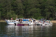 Dateiname=Motorboote-ankern20120428183.jpg
Dateigröße=280KB
Abmessungen: 880x584
hinzugefügt am: 08. Januar 2016 Motorboote-ankern20120428183.jpg