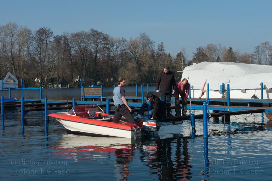 Junge Leute versuchen ein Motorboot in Betrieb zu nehmen
9. 3. 2014. Berlin. Tegel. Tegeler See. Saatwinkel. Bootshaus Lahe. Junge Leute versuchen ein Motorboot in Betrieb zu nehmen.
Schlüsselwörter: 2014,,Berlin,Boote,Bootshaus Lahe,Marina,Motorboot,Motorboote,Saatwinkel,Sportboot,Sportboote,Stege,Tegel,Tegeler See