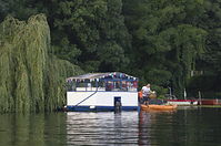 Dateiname=Motorboot-Schwimmernder-Kiosk-20140720-001.jpg
Dateigröße=232KB
Abmessungen: 880x584
hinzugefügt am: 08. Januar 2016 Motorboot-Schwimmernder-Kiosk-20140720-001.jpg