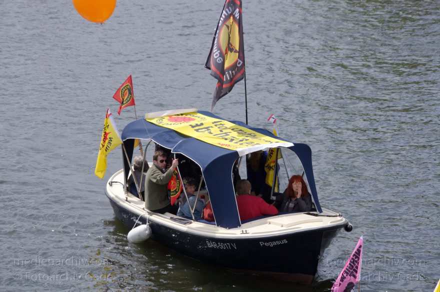 Berlin. Boote auf dem Fluss Spree. Demonstration
10. 5. 2014. Berlin. Mitte. Demonstration 'Energiewende nicht kentern lassen'. Boote auf dem Fluss Spree
Schlüsselwörter: 2014,Atomkraft nein danke,Atomkraftgegner,Berlin,Boot,Boote,Classic 580,Demonstration,Flaggen,Fluss,Kernkraftgegner,Mitte,Motorboot,Sloep,Spree,Verdeck