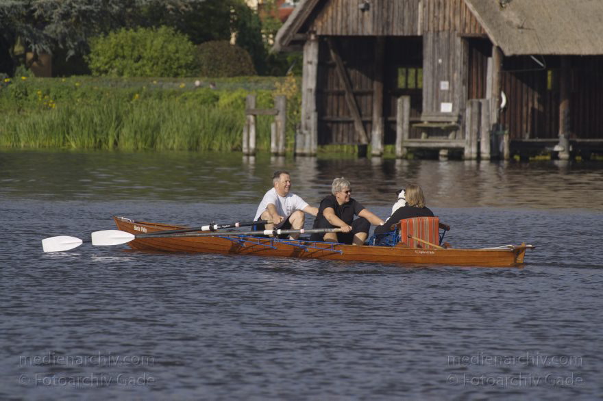 Berlin. Fluss Havel bei Tegelort. Ruderer im Ruderboot des R.C. Tegelort e.V. Berlin
28. 9. 2013. Berlin. Reinickendorf. Fluss Havel bei Tegelort. Ruderer aim Ruderboot des R.C. Tegelort e.V. Berlin
Schlüsselwörter: 2013,Berlin,Boote,Fluss,Havel,Reinickendorf,Ruderboot,rudern