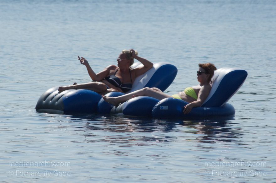 Berlin.  Tegeler See. Frauen auf Schwimmsesseln
6. 8. 2015. Berlin. Reinickendorf. Tegel. Tegeler See. Frauen auf aufblasbaren Schwimmsesseln. Sonnen. Sommer
Schlüsselwörter: 2015,Berlin,Boot,Reinickendorf,Tegel,Tegeler See,Frauen