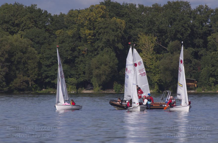 Berlin. Tegeler See. Regatta. Segelboote
28. 9. 2013. Berlin. Tegel. Tegeler See. Segelboote. Regatta
Schlüsselwörter: 2013,Berlin,Boot,Boote,Regatta,Reinickendorf,Segelboot,Segelboote,Tegel,Tegeler See,Wassersport
