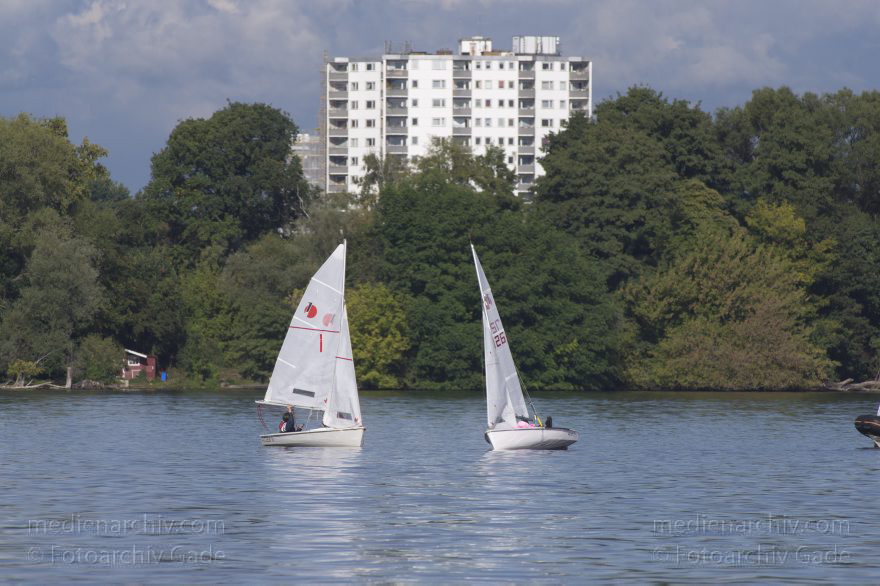 Berlin. Tegeler See. Regatta. Segelboote
28. 9. 2013. Berlin. Tegel. Tegeler See. Segelboote. Regatta
Schlüsselwörter: 2013,Berlin,Boot,Boote,Regatta,Reinickendorf,Segelboot,Segelboote,Tegel,Tegeler See,Wassersport