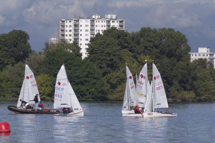 Berlin. Tegeler See. Regatta. Segelboote
28. 9. 2013. Berlin. Tegel. Tegeler See. Segelboote. Regatta
Schlüsselwörter: 2013,Berlin,Boot,Boote,Regatta,Reinickendorf,Segelboot,Segelboote,Tegel,Tegeler See,Wassersport