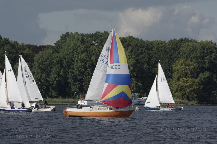 Berlin. Tegeler See. Segelboote in einer Regatta
26. 9. 2015. Berlin. Reinickendorf. Tegel. Tegeler See. Segelboote in einer Regatta. Wassersport
Schlüsselwörter: 2015,Berlin,Boot,Reinickendorf,Segelboot,segeln,Tegel,Tegeler See,Wassersport
