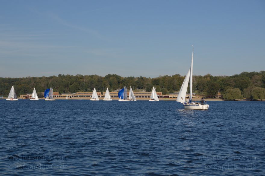 Berlin. Wannsee. Segelboote. Segelyachten vor dem Strandbad Wannsee. Schwimmbad. Freibad
15. 10. 2011. Berlin. Zehlendorf. Wannsee. Segelboote. Segelyachten vor dem Strandbad Wannsee. Schwimmbad. Freibad
Schlüsselwörter: 2011,Berlin,Boot,Boote,Freibad,Motorboote,Schwmmmbad,Segelboot,Segelboote,segeln,Segelyacht,Strandbad Wannsee,Wannsee,Wassersport,Zehlendorf