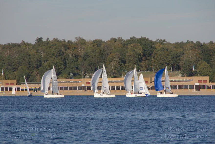 Berlin. Wannsee. Segelboote. Segelyachten vor dem Strandbad Wannsee. Schwimmbad. Freibad
15. 10. 2011. Berlin. Zehlendorf. Wannsee. Segelboote. Segelyachten vor dem Strandbad Wannsee. Schwimmbad. Freibad
Schlüsselwörter: 2011,Berlin,Boot,Boote,Freibad,Motorboote,Schwmmmbad,Segelboot,Segelboote,segeln,Segelyacht,Strandbad Wannsee,Wannsee,Wassersport,Zehlendorf