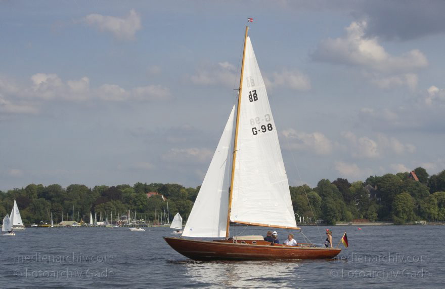 Berlin. Segelboote auf dem Wannsee.
11. 9. 2011. Berlin. Zehlendorf. Segelboote auf dem Wannsee. Boote. Wassersport.
Schlüsselwörter: 2011,Berlin,Boot,Boote,Segelboot,Segelboote,Wannsee,Wassersport,Zehlendorf