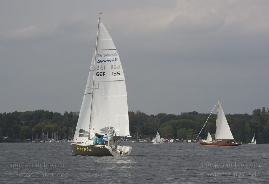 Berlin. Havel. Segelboote. Wassersport. Boote.
17. 9. 2011. Berlin. Havel. Segelboote. Wassersport. Boote.
Schlüsselwörter: 2011,Berlin,Boot,Boote,Havel,Segelboot,Segelboote,segeln,Wannsee,Wassersport,Zehlendorf