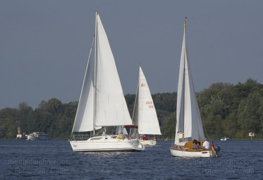Berlin. Havel. Segelboote. Wassersport. Boote.
20. 9. 2011. Berlin. Havel. Segelboote. Wassersport. Boote.
Schlüsselwörter: 2011,Berlin,Boot,Boote,Havel,Segelboot,Segelboote,segeln,Wannsee,Wassersport,Zehlendorf