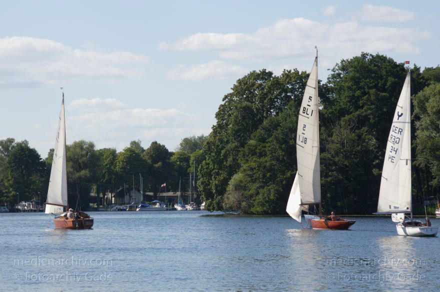 Berlin. Segelboote fahren aus dem Tegeler See zum Fluss Havel.
14. 8. 2012. Berlin. Tegel. Segelboote fahren aus dem Tegeler See zum Fluss Havel.
Schlüsselwörter: 2012,Berlin,Boot,Boote,Segelboot,Segelboote,segeln,Tegel,Tegeler See,Wassersport