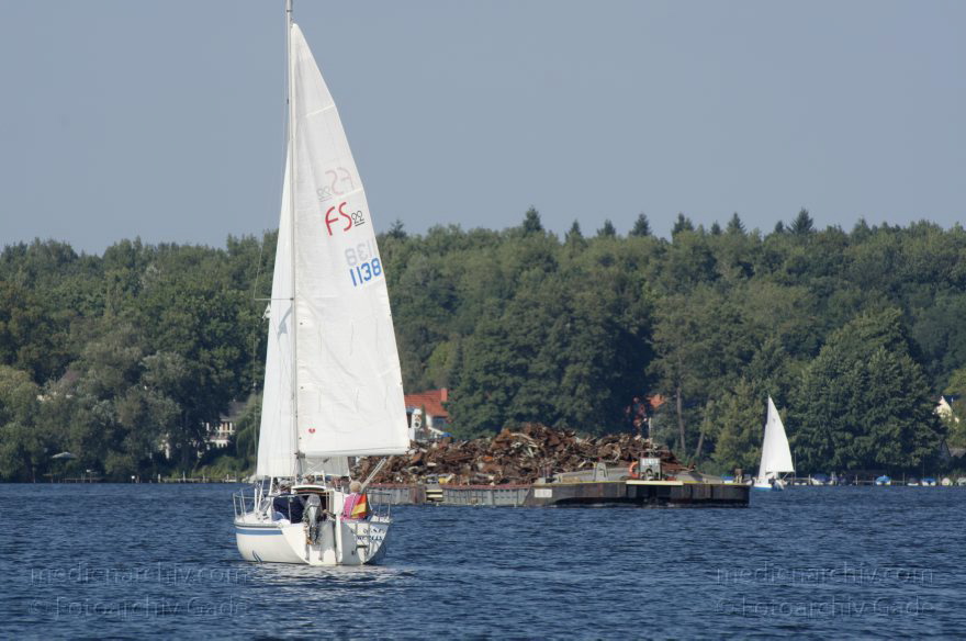 Berlin. Segelboot und Binnenschiff auf der oberen Havel
16. 9. 2012. Berlin. Segelboot und Binnenschiff auf der oberen Havel. Wassersport
Schlüsselwörter: 2012,Berlin,Binnenschiffe,Boot,Boote,Fluss,Havel,Obere Havel,Segelboot,Segelboote,Wassersport