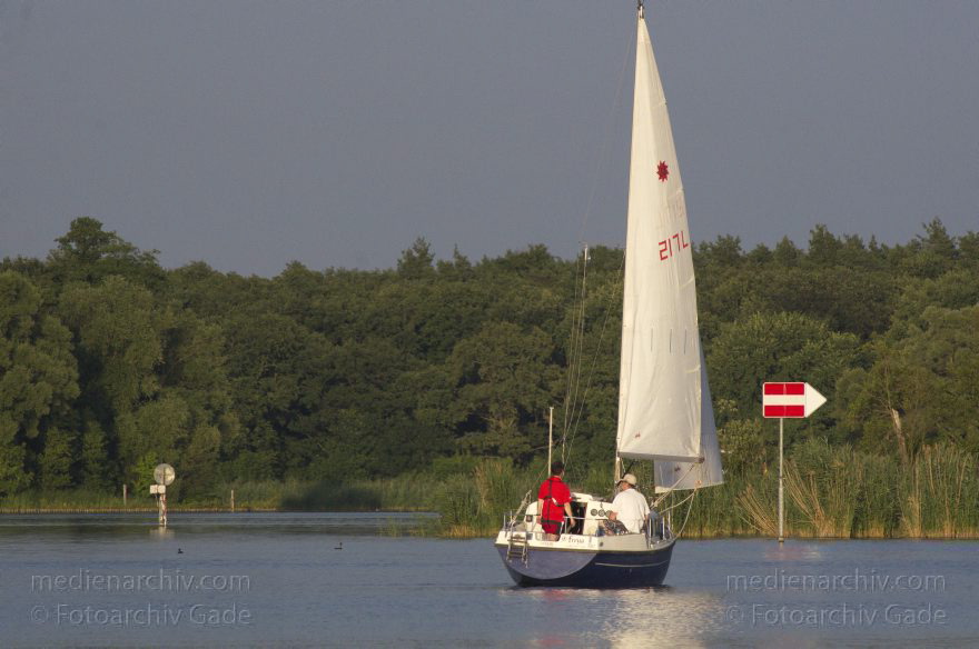 Berlin. Tegeler See. Segelboote
18. 7. 2013. Berlin. Tegel. Tegeler See. Segelboote
Schlüsselwörter: 2013,Berlin,Boot,Boote,Motorboot,Segelboot,Segelboote,segeln,Tegel,Tegeler See,Wassersport