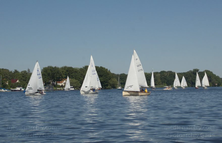 Berlin. Fluss Havel. Segelboote. Segler
28. 7. 2013. Berlin. Fluss Havel. Segelboote. Segler zwischen Spandau und Tegelort
Schlüsselwörter: 2013,Berlin,Boot,Boote,Fluss,Havel,Schnee,Segelboot,Segelboote,segeln,Wassersport