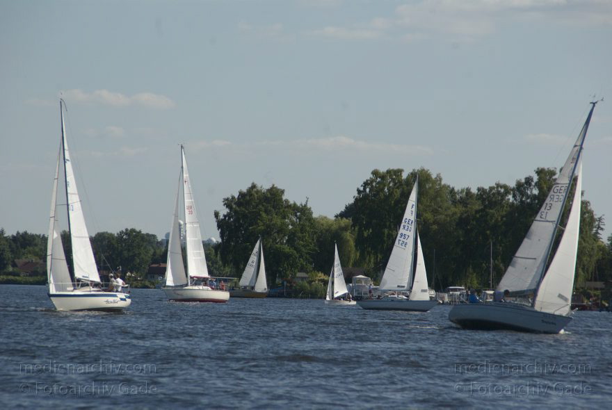Berlin. Fluss Havel. Segelboote. Segler
28. 7. 2013. Berlin. Fluss Havel. Segelboote. Segler zwischen Spandau und Tegelort
Schlüsselwörter: 2013,Berlin,Boot,Boote,Fluss,Havel,Schnee,Segelboot,Segelboote,segeln,Wassersport