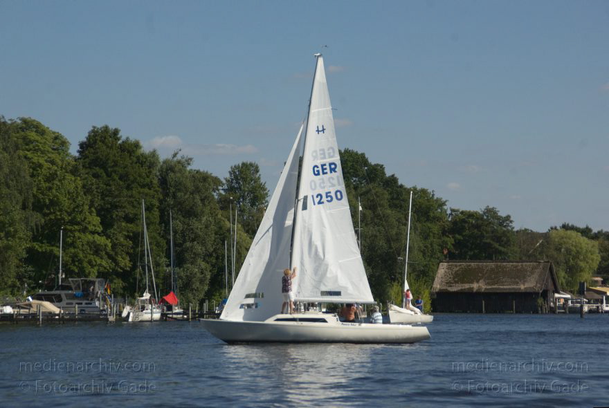 Berlin. Fluss Havel. Segelboote. Segler
28. 7. 2013. Berlin. Fluss Havel. Segelboote. Segler zwischen Spandau und Tegelort
Schlüsselwörter: 2013,Berlin,Boot,Boote,Fluss,Havel,Schnee,Segelboot,Segelboote,segeln,Wassersport
