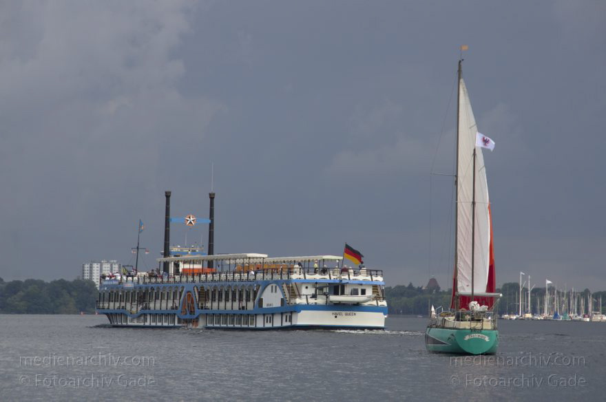 Berlin. Tegeler See. Segelboot
20. 8. 2013. Berlin. Tegel. Tegeler See. Segelboot. MS Havel Queen. Ausflugsdampfer. Fahrgastschiffe
Schlüsselwörter: 2013,Ausflugsdampfer,Berlin,Boot,Boote,Fahrgastschiffe,MS Havel Queen,Segelboot,Segelboote,Tegel,Tegeler See,Wassersport