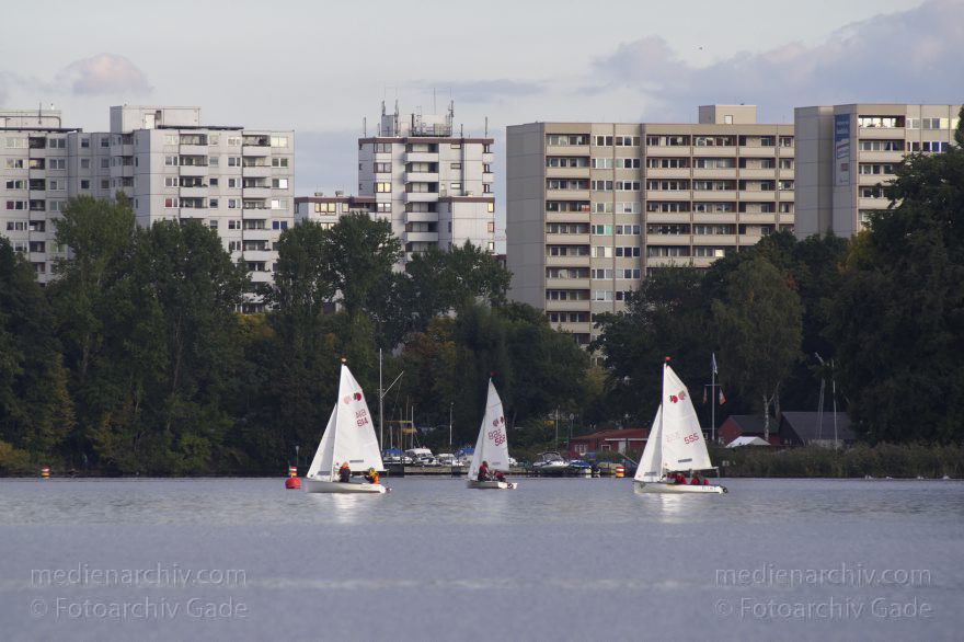 Berlin. Tegeler See. Regatta. Segelboote
28. 9. 2013. Berlin. Tegel. Tegeler See. Segelboote. Regatta
Schlüsselwörter: 2013,Berlin,Boot,Boote,Regatta,Reinickendorf,Segelboot,Segelboote,Tegel,Tegeler See,Wassersport