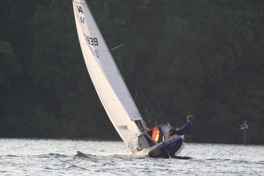 Segelboote auf dem Tegeler See
11. 8. 2015. Berlin. Reinickendorf. Tegeler See. Segelboote. Segeln. Wassersport. Boote
Schlüsselwörter: Tegeler See,Berlin,segeln,Wassersport,Segelboot,Boot,Reinickendorf,Tegel