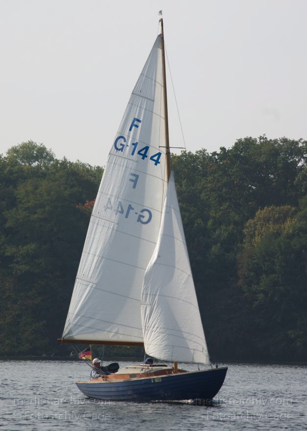 Berlin. Tegeler See. Segelboot
4. 10. 2015. Berlin. Reinickendorf. Tegel. Tegeler See. Segelboot. Folke Boot. Segeln. Wassersport
Schlüsselwörter: 2015,Berlin,Boot,Reinickendorf,Segelboot,segeln,Tegel,Tegeler See,Wassersport