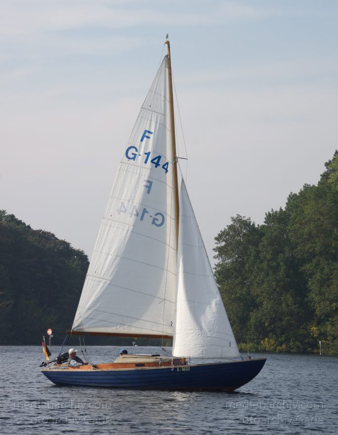 Berlin. Tegeler See. Segelboot
4. 10. 2015. Berlin. Reinickendorf. Tegel. Tegeler See. Segelboot. Folke Boot. Segeln. Wassersport
Schlüsselwörter: 2015,Berlin,Boot,Reinickendorf,Segelboot,segeln,Tegel,Tegeler See,Wassersport