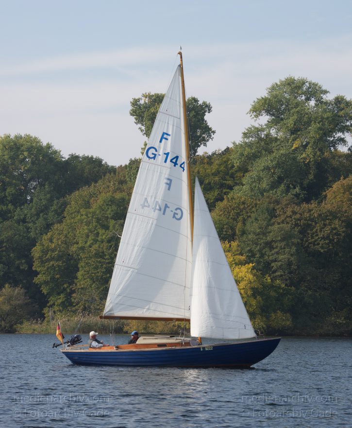 Berlin. Tegeler See. Segelboot
4. 10. 2015. Berlin. Reinickendorf. Tegel. Tegeler See. Segelboot. Folke Boot. Segeln. Wassersport
Schlüsselwörter: 2015,Berlin,Boot,Reinickendorf,Segelboot,segeln,Tegel,Tegeler See,Wassersport