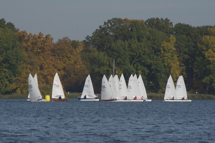 Berlin.  Tegeler See. Segelboot. O-Jolle
24. 10. 2015. Berlin. Reinickendorf. Tegel. Tegeler See. Segelboot. Regatta O-Jollen. Segeljolle
Schlüsselwörter: 2015,Berlin,Boot,O-Jolle,Reinickendorf,Segelboot,Segeljolle,segeln,Tegel,Tegeler See,Wassersport