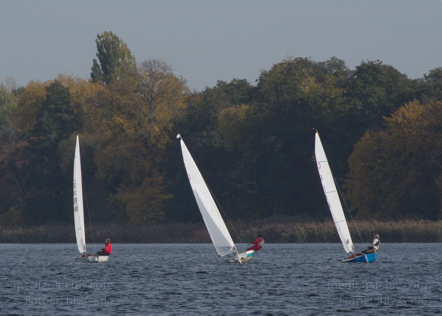 Berlin.  Tegeler See. Segelboot. O-Jolle
24. 10. 2015. Berlin. Reinickendorf. Tegel. Tegeler See. Segelboot. Regatta O-Jollen. Segeljolle
Schlüsselwörter: 2015,Berlin,Boot,O-Jolle,Reinickendorf,Segelboot,Segeljolle,segeln,Tegel,Tegeler See,Wassersport