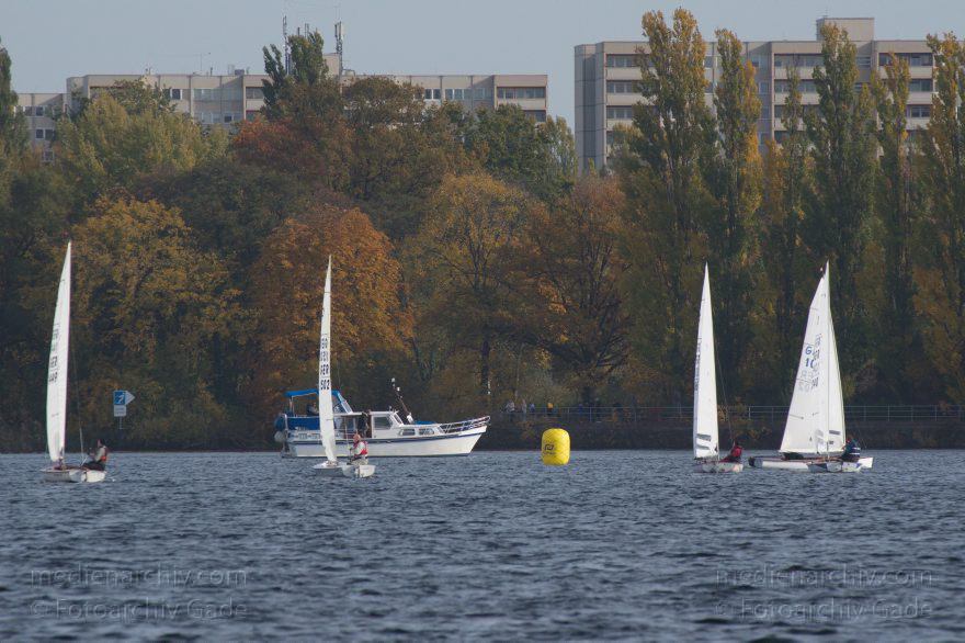 Berlin.  Tegeler See. Segelboot. O-Jolle
24. 10. 2015. Berlin. Reinickendorf. Tegel. Tegeler See. Segelboot. Regatta O-Jollen. Segeljolle
Schlüsselwörter: 2015,Berlin,Boot,O-Jolle,Reinickendorf,Segelboot,Segeljolle,segeln,Tegel,Tegeler See,Wassersport