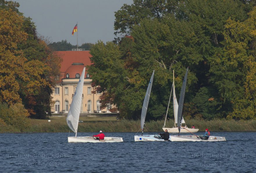 Berlin.  Tegeler See. Segelboot. O-Jolle. Borsig Villa
Schlüsselwörter: 2015,Berlin,Boot,Borsig Villa,O-Jolle,Reinickendorf,Segelboot,Segeljolle,segeln,Tegel,Tegeler See,Wassersport