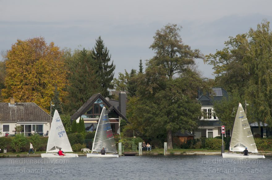 Berlin. Segelboote auf dem Fluss Havel zwischen Spandau und Tegelort
20. 10. 2013. Berlin. Segelboote auf dem Fluss Havel zwischen Spandau und Tegelort
Schlüsselwörter: 2013,Berlin,Boot,Boote,Fluss,Havel,Segelboot,Segelboote,segeln,Tegelort,Wassersport