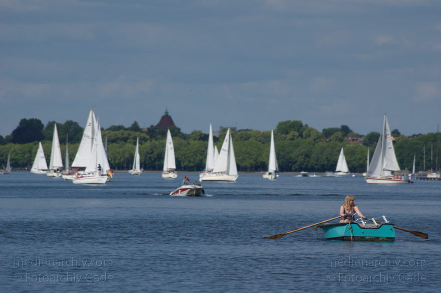 Berlin. Segelboote auif dem Tegeler See
28. 6. 2015. Berlin. Reinickendorf. Tegel. Tegeler See. Segelboote. Wassersport. segeln. Frau im Ruderboot
Schlüsselwörter: 2015,Berlin,Boot,Reinickendorf,Ruderboot,rudern,Segelboot,segeln,Tegel,Tegeler See,Wassersport