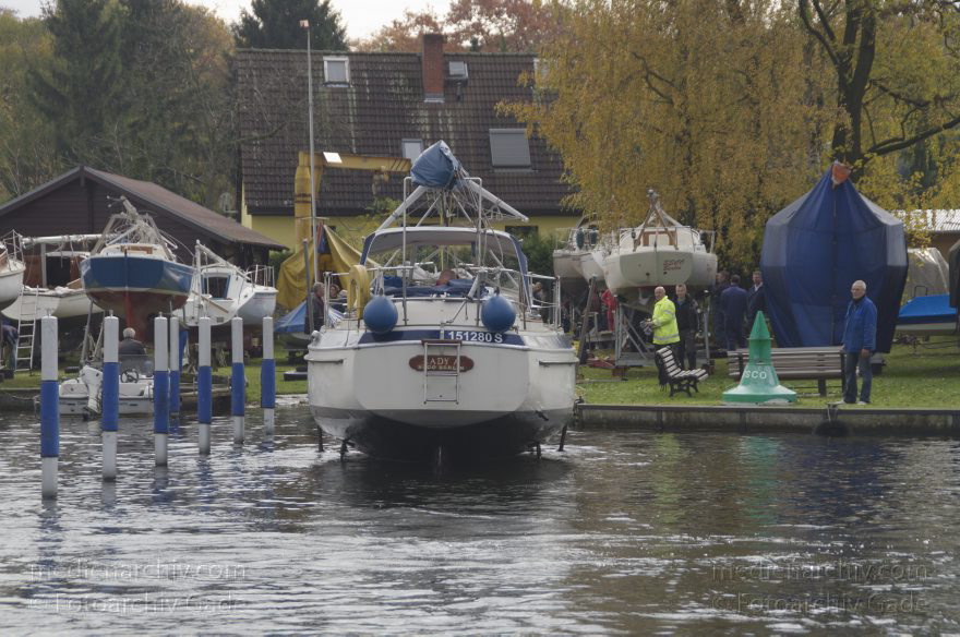 Berlin. Tegeler See. Slippen eines Bootes
26. 10. 2013. Berlin. Reinickendorf. Tegel. Tegeler See. Marina mit Sportbooten. Slippen eines Segelbootes. Winterlager. Saatwinkler Segel-Club Odin. SSCO
Schlüsselwörter: Berlin,Boote,Reinickendorf,Saatwinkel,Slippen,SSCO,Tegel,Tegeler See,2013,Winterlager