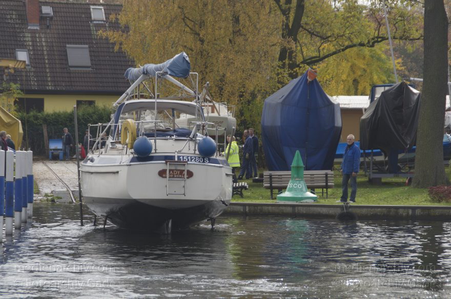 Berlin. Tegeler See. Slippen eines Bootes
26. 10. 2013. Berlin. Reinickendorf. Tegel. Tegeler See. Marina mit Sportbooten. Slippen eines Segelbootes. Winterlager. Saatwinkler Segel-Club Odin. SSCO
Schlüsselwörter: Berlin,Boote,Reinickendorf,Saatwinkel,Slippen,SSCO,Tegel,Tegeler See,2013,Winterlager