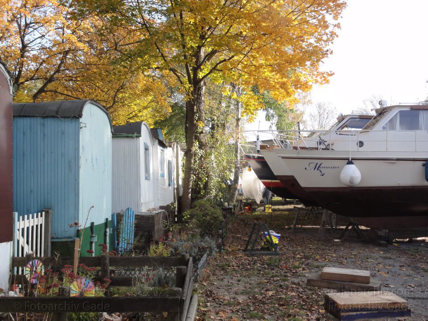 Berlin. Tegeler See. Bootshaus Auskranen der Boote. Winterlager.
29. 10. 2011. Berlin. Tegel. Tegeler See. Bootshaus Saatwinkel. Auskranen der Boote. Winterlager. Boote. Motorboote. Wohnwagen
Schlüsselwörter: Berlin,Boote,Bootshaus,Bootshaus Saatwinkel,Liegeplatz,Saatwinkel,Tegel,Tegeler See,Winterlager,Wohnwagen,2011,Reinickendorf