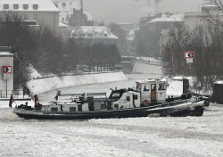 Eisbrecher auf dem Berlin-Spandauer-Schiffahrtskanal