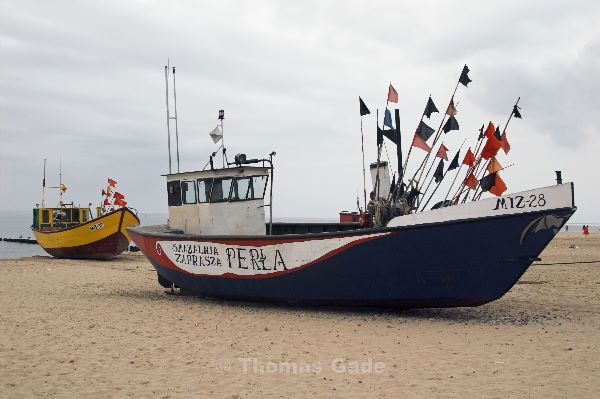 Fischerboot am Stand von Msiroy