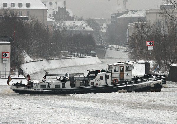DeuB-Eisbrecher20101230-44 Eisbrecher beim Wendemanöver