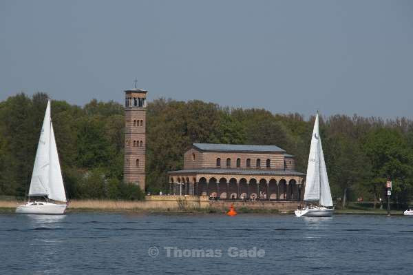 22. 4. 2011. Berlin. Zehlendorf. Wannsee. Bootsfahrt. Heilandskirche. Sacrow. (Brandenburg) Schiffe auf der Havel vor der Heilandskirche in Sacrow
