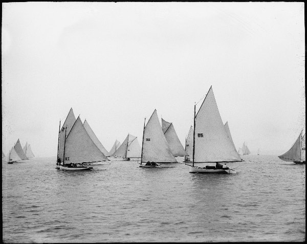 1895. USA, Westchester County, Larchmont. Start einer Segelregatta