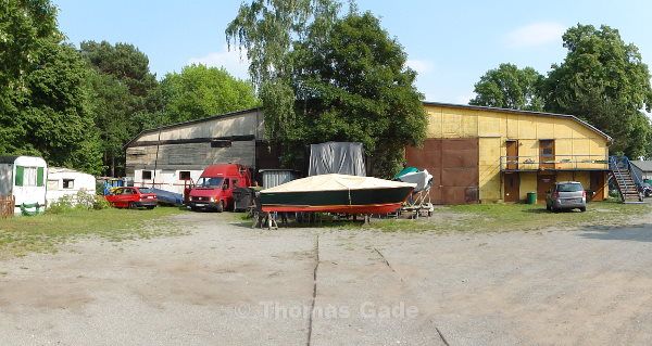 DeuB-Te20110521-20 Der Hof bei einem Bootsliegeplatz am Tegeler See