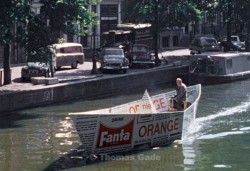 1962. Seltsames Boot auf einer holländischen Gracht.